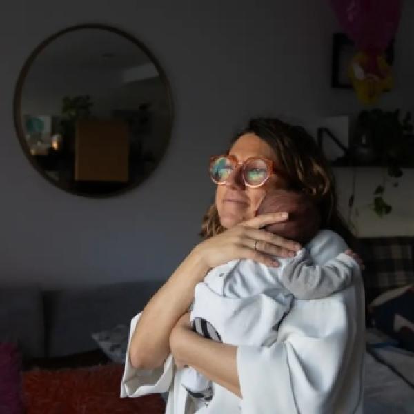 Giulia, de 43 años, con su segundo hijo, cuatro años menor que su primogénito