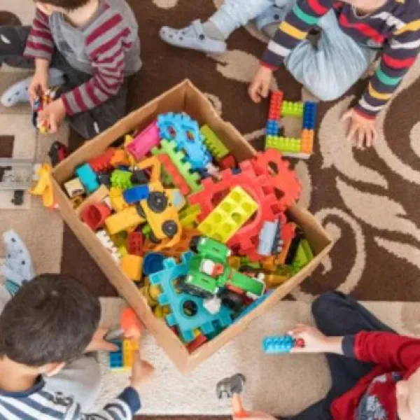 Un grupo de niños de un centro residencial en Rumanía juegan con sus juguetes.