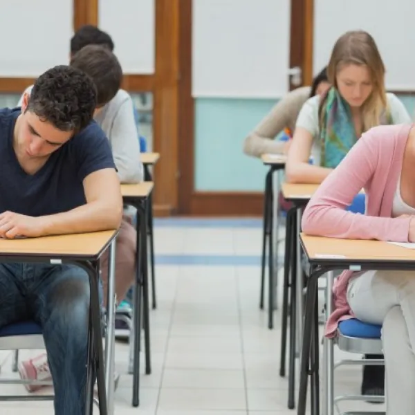 adolescentes haciendo el examen de la PAU