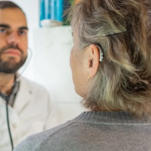 Mujer con discapacidad auditiva en una consulta médica