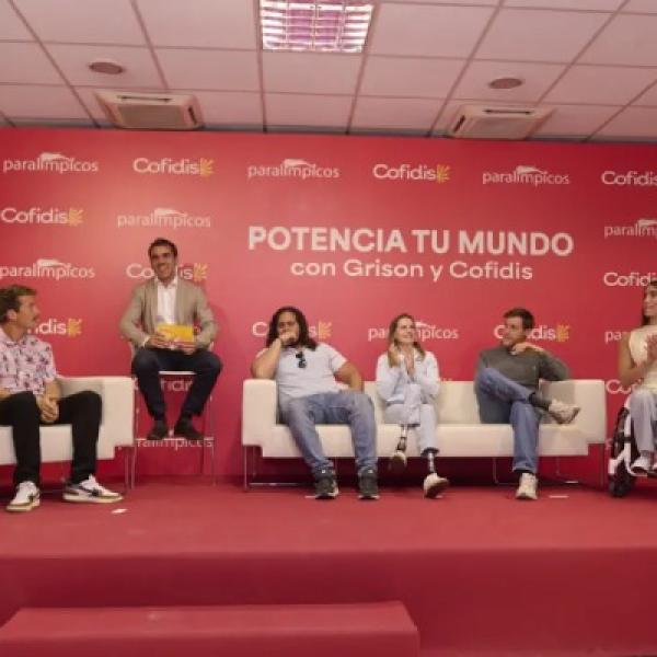 Grison (izquierda) y los deportistas paralímpicos Álvaro del Amo, Sara Andrés, Nil Riudavets e Iraide Rodríguez
