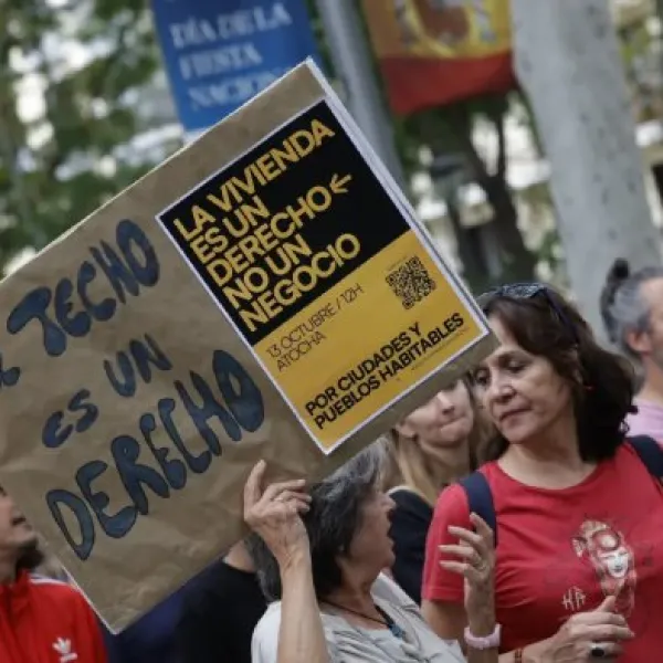 Varias personas durante una manifestación para denunciar el precio de los alquileres