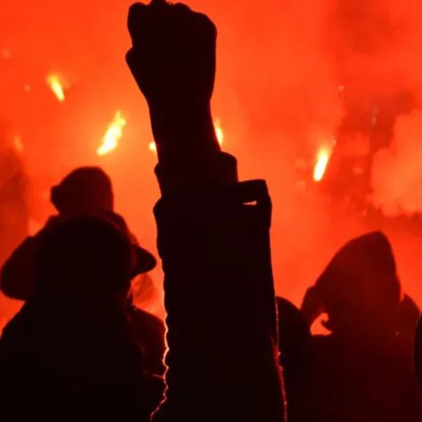 Manifestantes protestan de noche. (archivo)