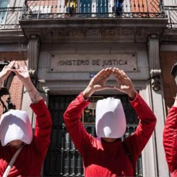 Justicia prohíbe que un despacho de abogados publicite la gestación subrogada