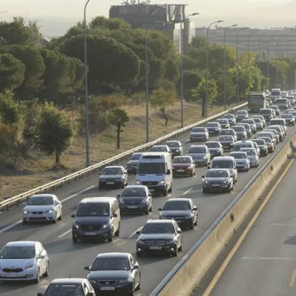 Tráfico intenso y atasco de coches en la autovía A-2.