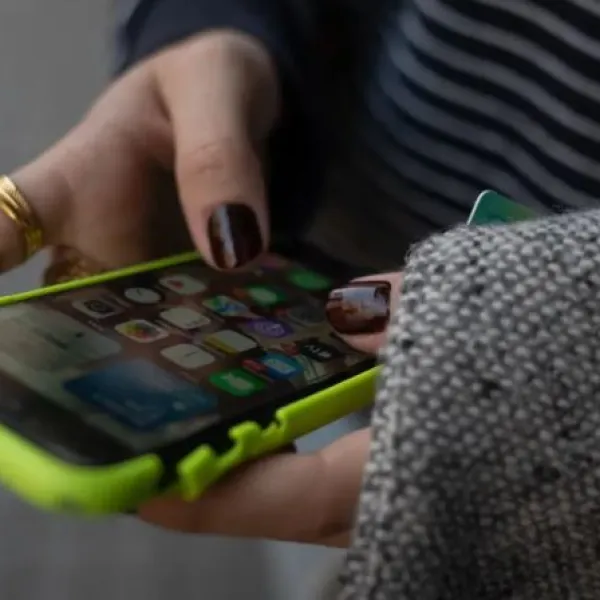 Una persona usa el teléfono móvil