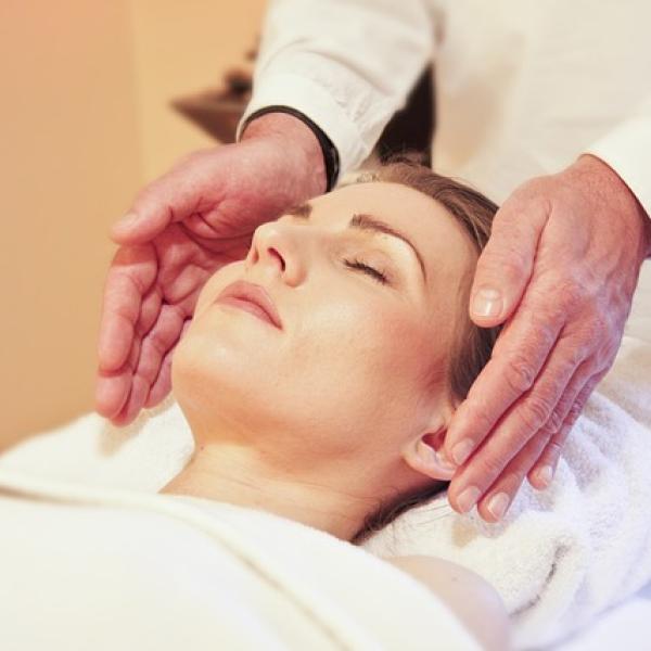 Mujer en una sesión de reiki