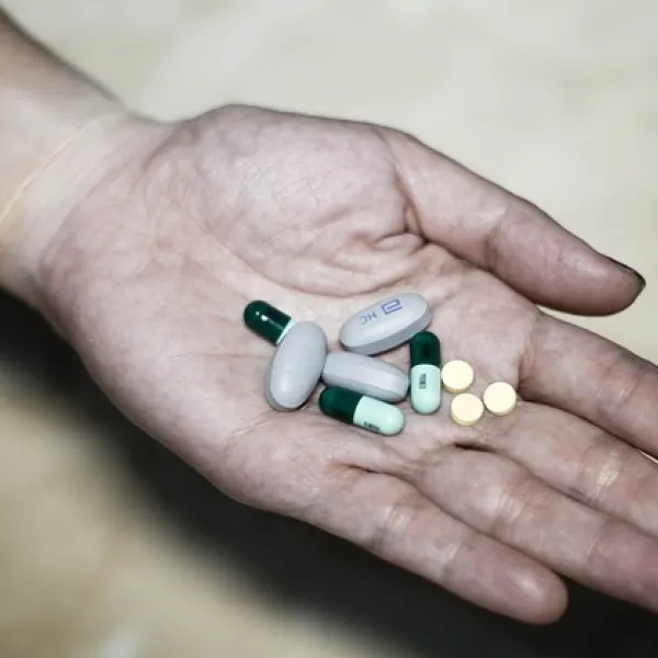 Mano de una persona con pastillas