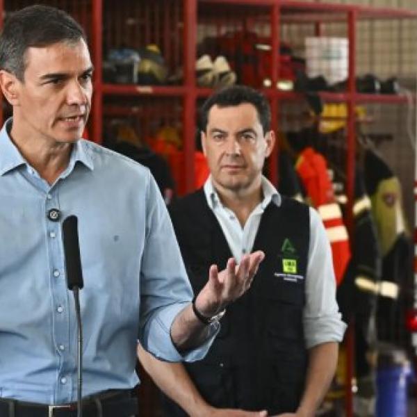 Pedro Sánchez, acompañado del presidente de la Junta de Andalucía, Juanma Moreno, durante su intervención este lunes en el Puesto de Mando Avanzado de Turre (Almería)