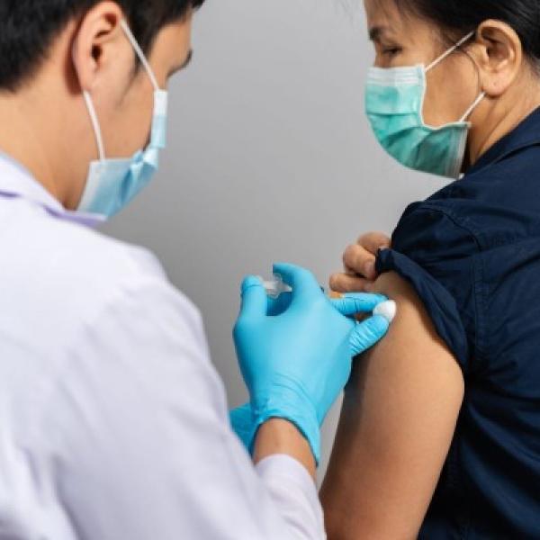 Un profesional sanitario vacuna a un paciente