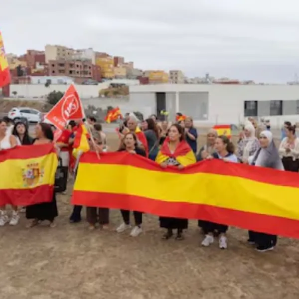Vanesa Castro con el bote de gas pimienta que ha comprado a su hija para ir al colegio, este sábado, en Ceuta