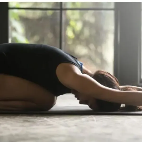 Chica haciendo yoga