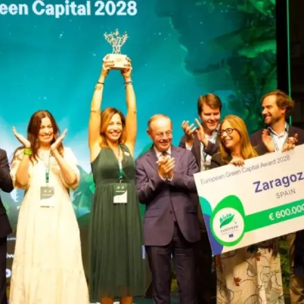 Natalia Chueca alza el galardón del título conseguido por Zaragoza.