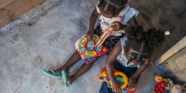 Niños de la ONG 100 mil pisos para jugar