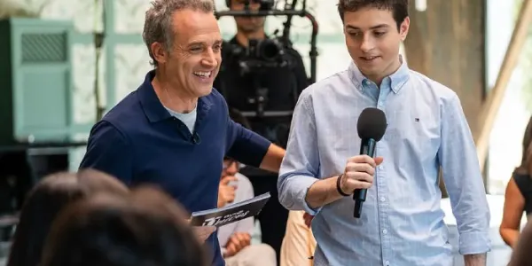 Daniel Guzmán, con uno de los reporteros de 100% Únicos.