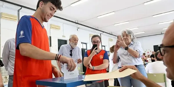Un joven votante en una de las últimas elecciones en Andalucía. (Valerio Merino)