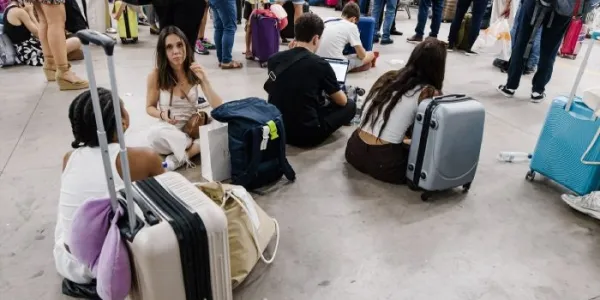 viajeros en la estación Madrid Chamartín
