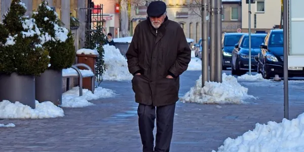 Trabajador mayor paseando entre hielo
