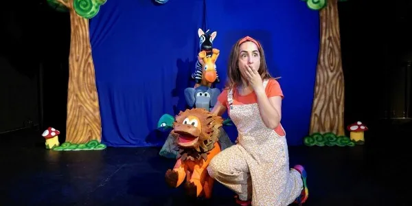 Puesta en escena de la obra '¿A qué sabe la luna?' con las marionetas de dicho cuento y la actriz principal