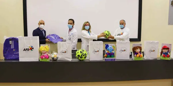 La AFE entrega juguetes en el Hospital de Torrejón