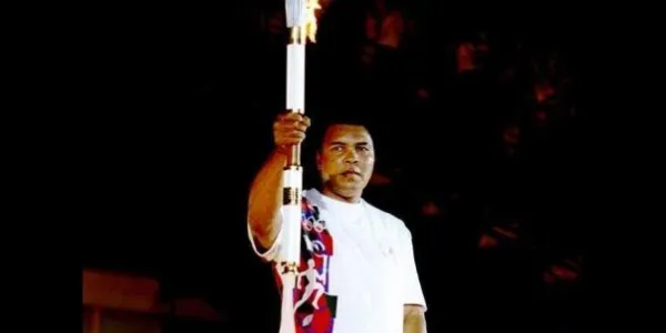 El COI recibe la antorcha oficial con la que Ali prendió el pebetero de Atlanta 1996