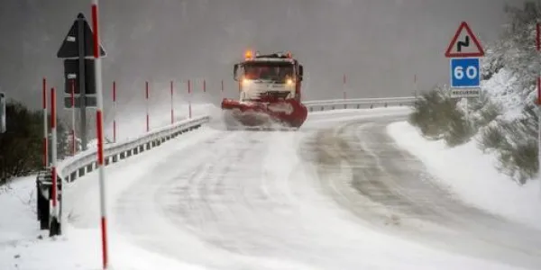 Una quitanieves limpia una carretera en Cantabria. EFE