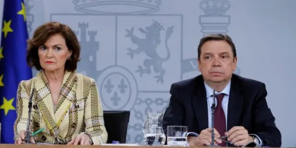 La vicepresidenta primera del Gobierno Carmen Calvo, junto al ministro de agricultura Luis Planas.