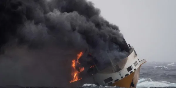 Carguero se hunde en la costa francesa