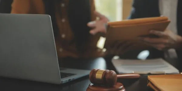 Una facilitador procesal ayuda a otra persona en un proceso judicial | Foto de 123RF/armmypicca