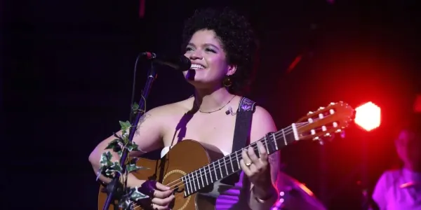 Ceshia Ubau durante un concierto.