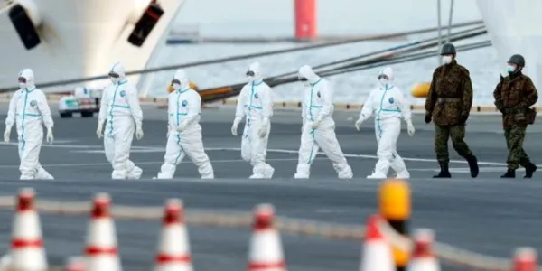 Equipos médicos preparados para transferir pasajeros que han dado positivo por coronavirus en el Diamond Princess (Kim Kyung Hoon / Reuters)