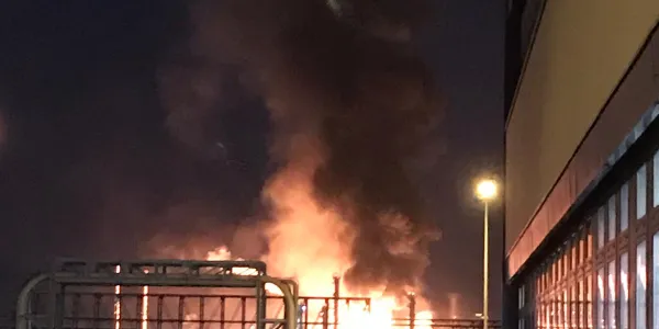 Testigos alerta de una gran explosión en una planta química en Tarragona.