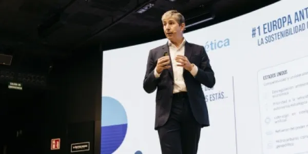 Empresario dando una charla sobre tendencias ESG 2026