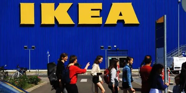 Fachada de una tienda IKEA donde va entrando la clientela 