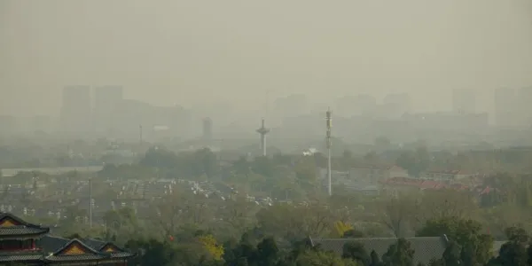 Ciudad bajo contaminación atmosférica | Foto: Mia P/freeimages