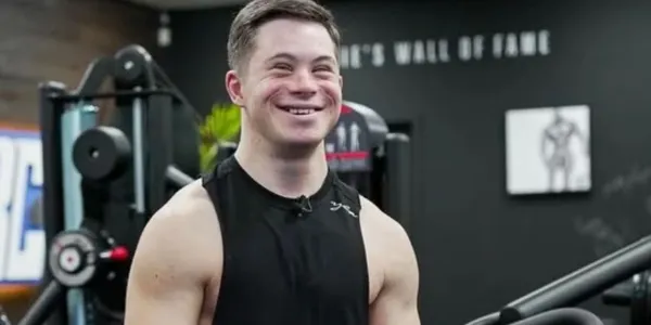 Kyle Landi sonriendo en el gimnasio