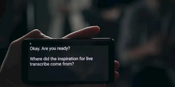Una app que transcribe conversaciones ayuda a personas con problemas de audición.