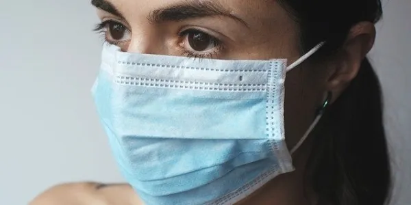 Mujer con una mascarilla quirúrgica. Foto de Pixabay