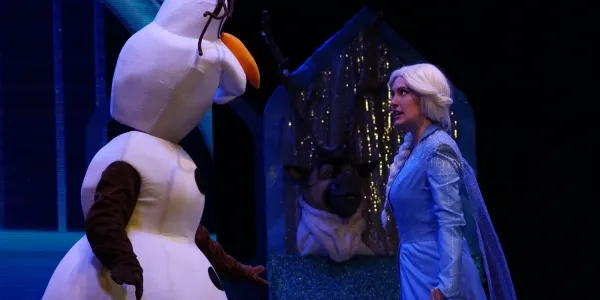 Actores Olaf y Elsa en el escenario de 'Los sueños de Elsa'