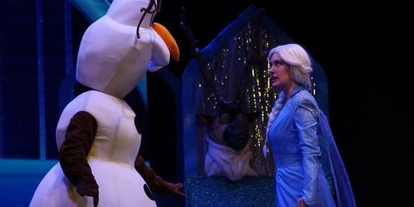 Actores Olaf y Elsa en el escenario de 'Los sueños de Elsa'