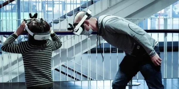 Dos personas con gafas de realidad virtual entrando en el metaverso