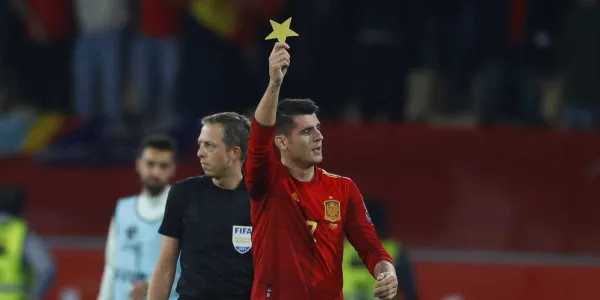 Morata enseña la estrella tras marcar a Suecia en los instantes finales