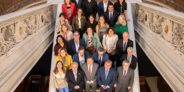 Foto de familia de la presentación de la 'Hoja de Ruta por la Convivencia Democrática y la Educación en Derechos Humanos'. 