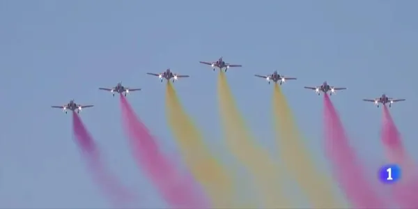La Patrulla Águila tiñe de morado el cielo de Madrid