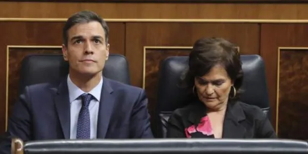 Pedro Sánchez, junto a la vicepresidenta Carmen Calvo | EFE