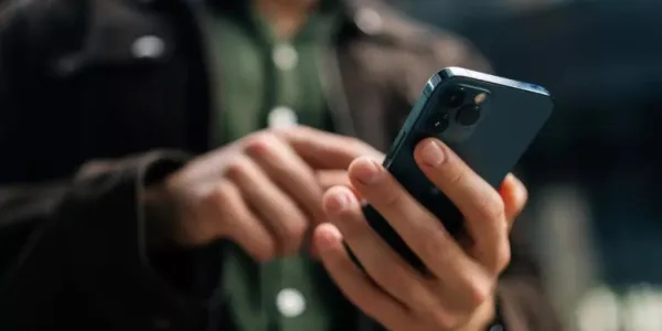 Mano de una persona bloqueando una llamada en su teléfono