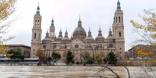 El Ebro, a su paso por Zaragoza, y su crecida por el temporal.