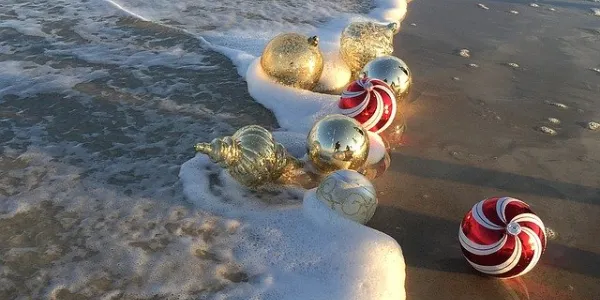 adornos navideños bañados por las olas del mar