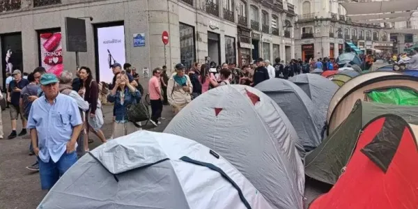 Tiendas de campaña en la entrada a Sol por la calle Preciados 