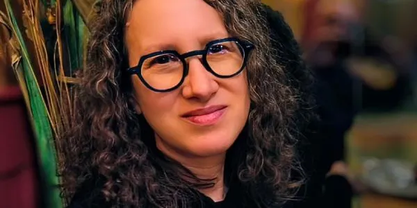 La investigadora Amy Dara Hochberg mira al frente